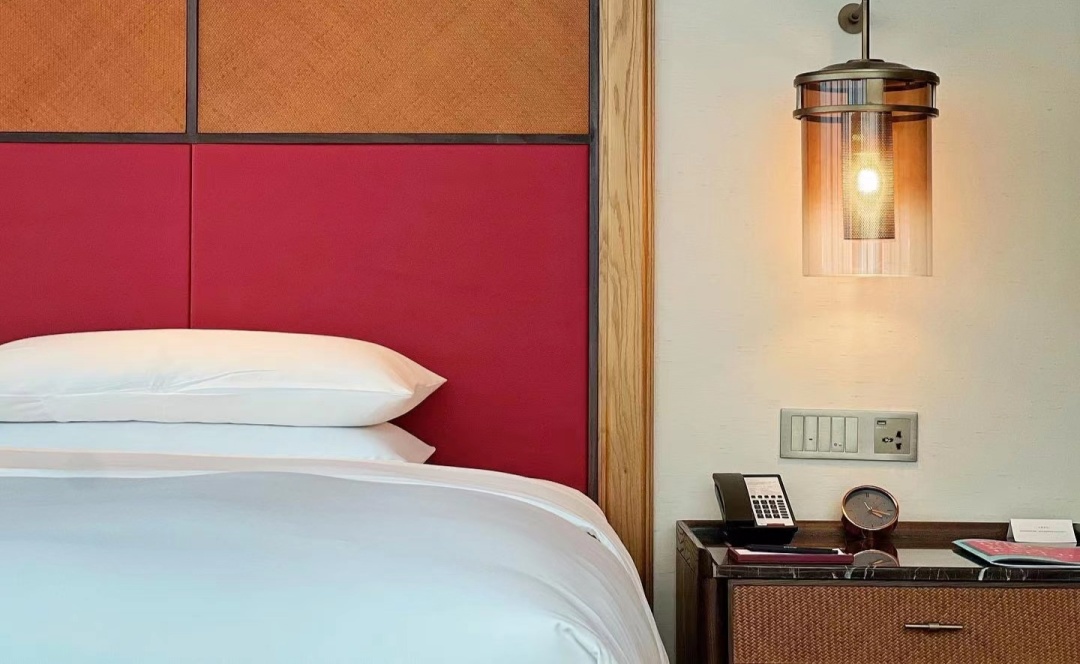 宾馆酒店房间都标配的音箱,顶级酒店房间里的音响