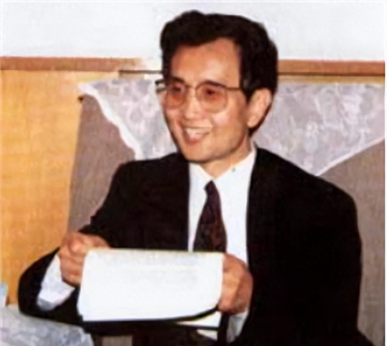 气功大师严新自称能拦截导弹，众人深信不疑，清华教授当场拆穿