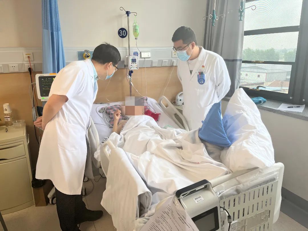 医生紧急抢救心梗脑梗视频,紧急救治脑梗病人