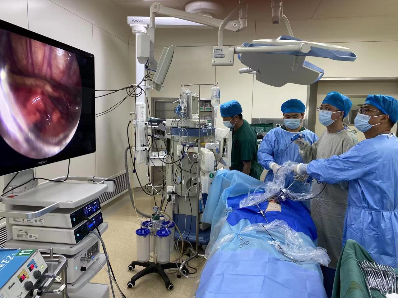 刚出生的婴儿紧急手术,新生宝宝上不出大号怎么办