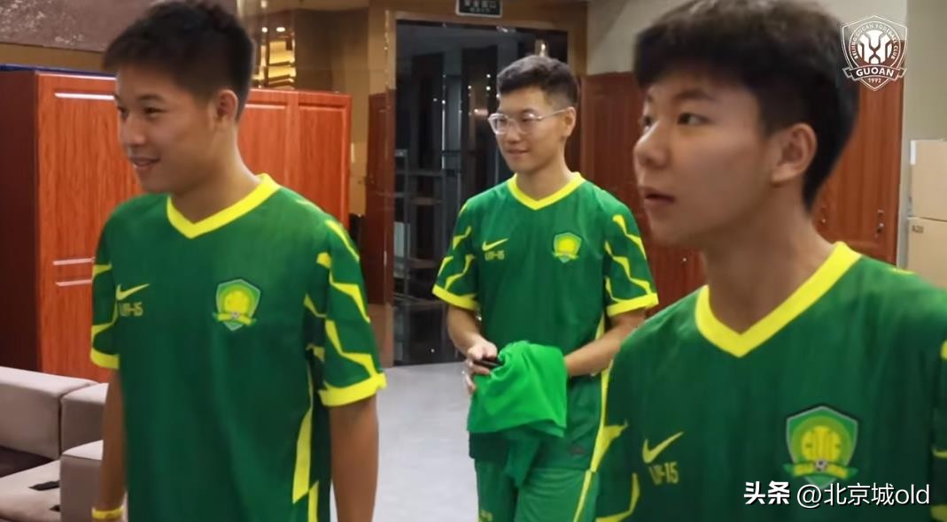 三位北京高中生，走进顺义国安基地，传承死磕精神，引起球迷热议