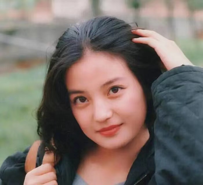 44岁赵薇近照穿红长裙,赵薇发福照片