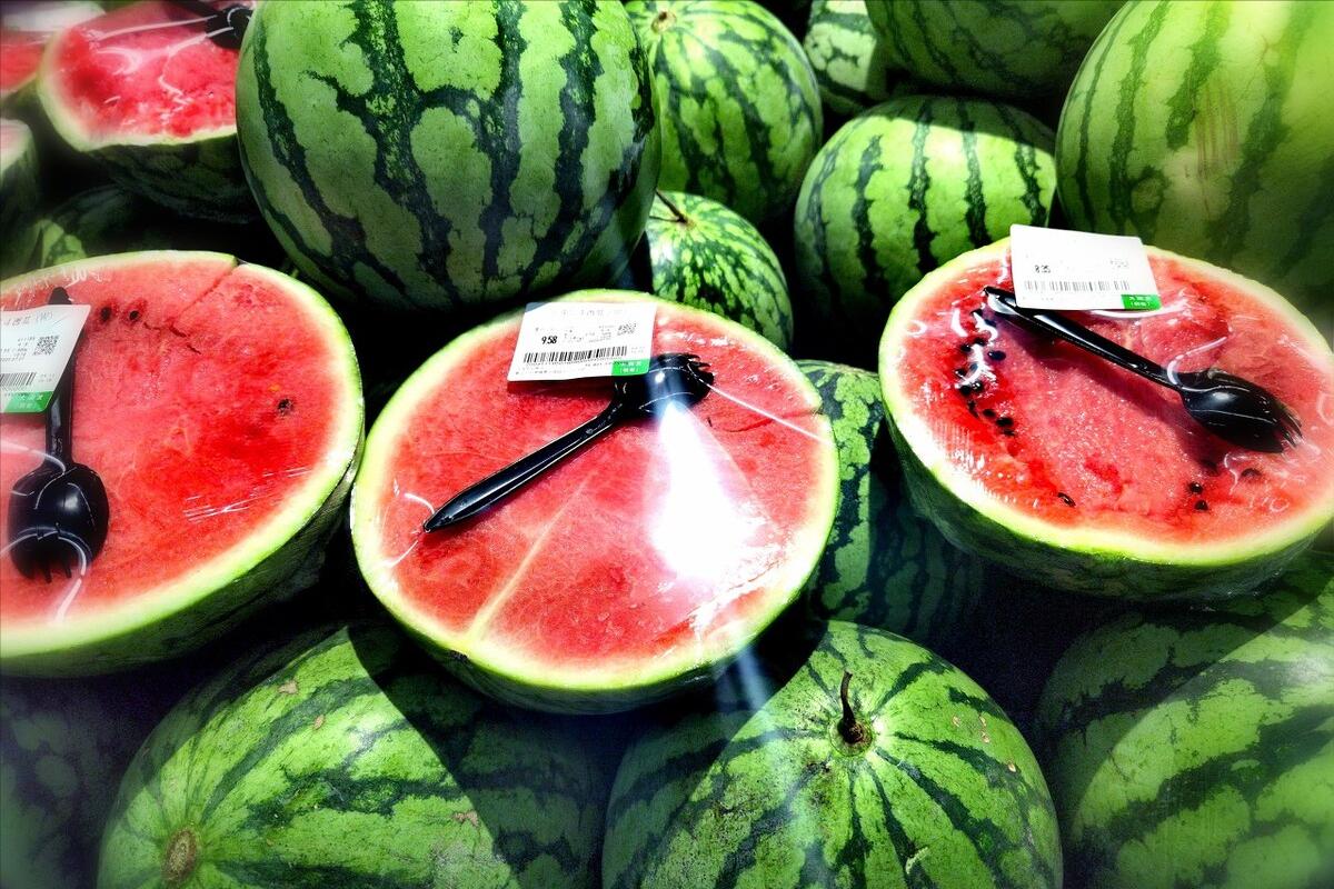 建议中老年人少吃苦瓜和西瓜,建议中老年人三伏天少吃苦瓜