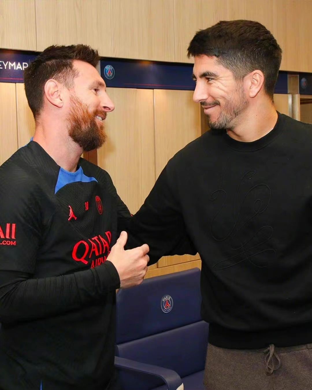 梅西归队全队夹道欢迎完整版,梅西回归大巴黎欢迎仪式