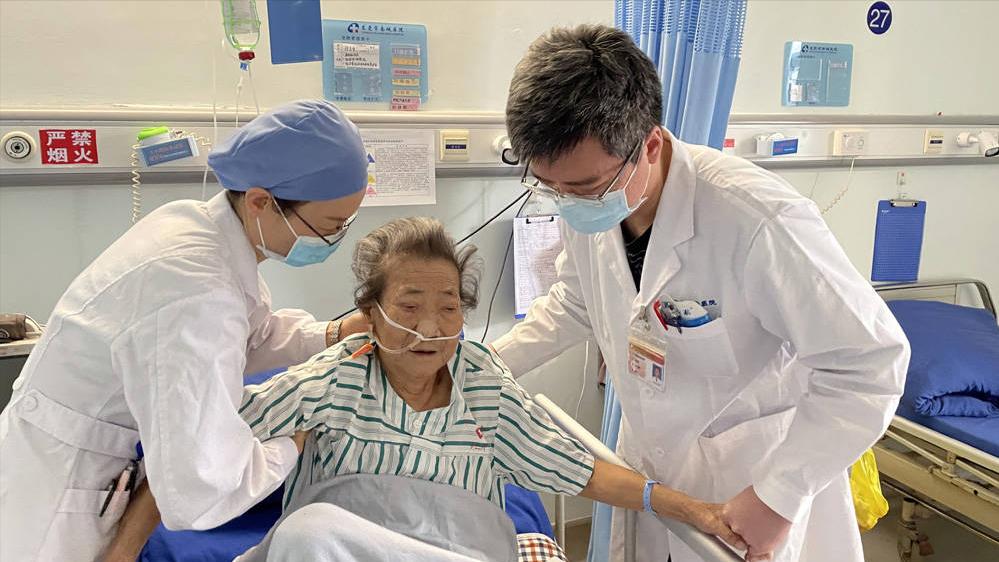 大妈上厕所正用力，身体掉下一块“肉”？医生坦言：这是你的子宫