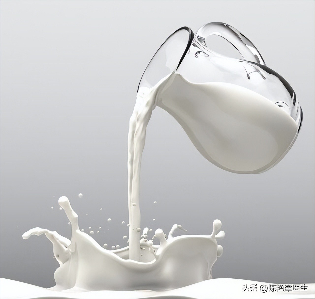 晚上喝牛奶和早上喝牛奶哪个更好,长期夜间喝牛奶会不会有什么危害