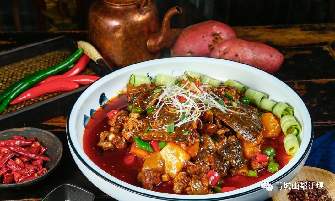 来都江堰的山间溪畔赴一场“好食光”！青山间的火锅店、花园里的小食堂......赏景美食两不误~