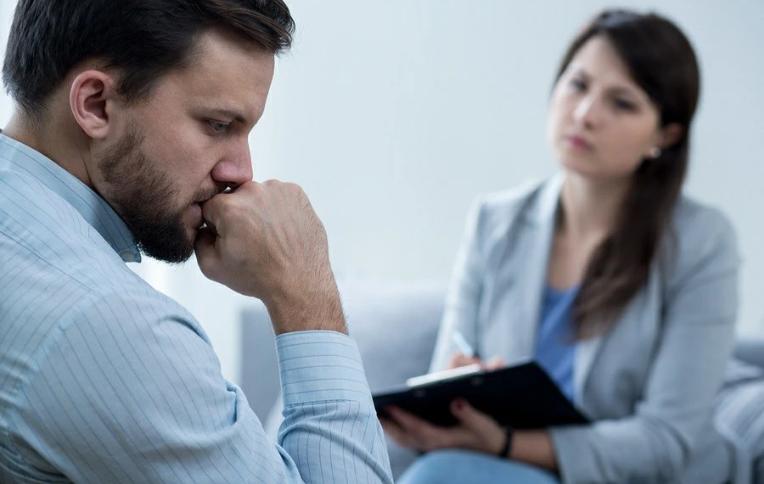 英国12岁男孩当爹的新闻,13岁当爹的英国小孩11年后现状