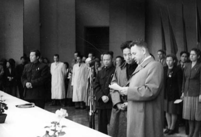 1950年，高岗到朝鲜看望彭德怀，问：毛岸英呢？他怎么不来看我？