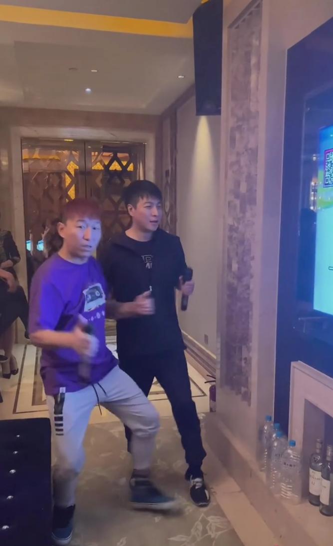 陈羽凡坐着轮椅唱歌,陈羽凡露面唱冷酷到底