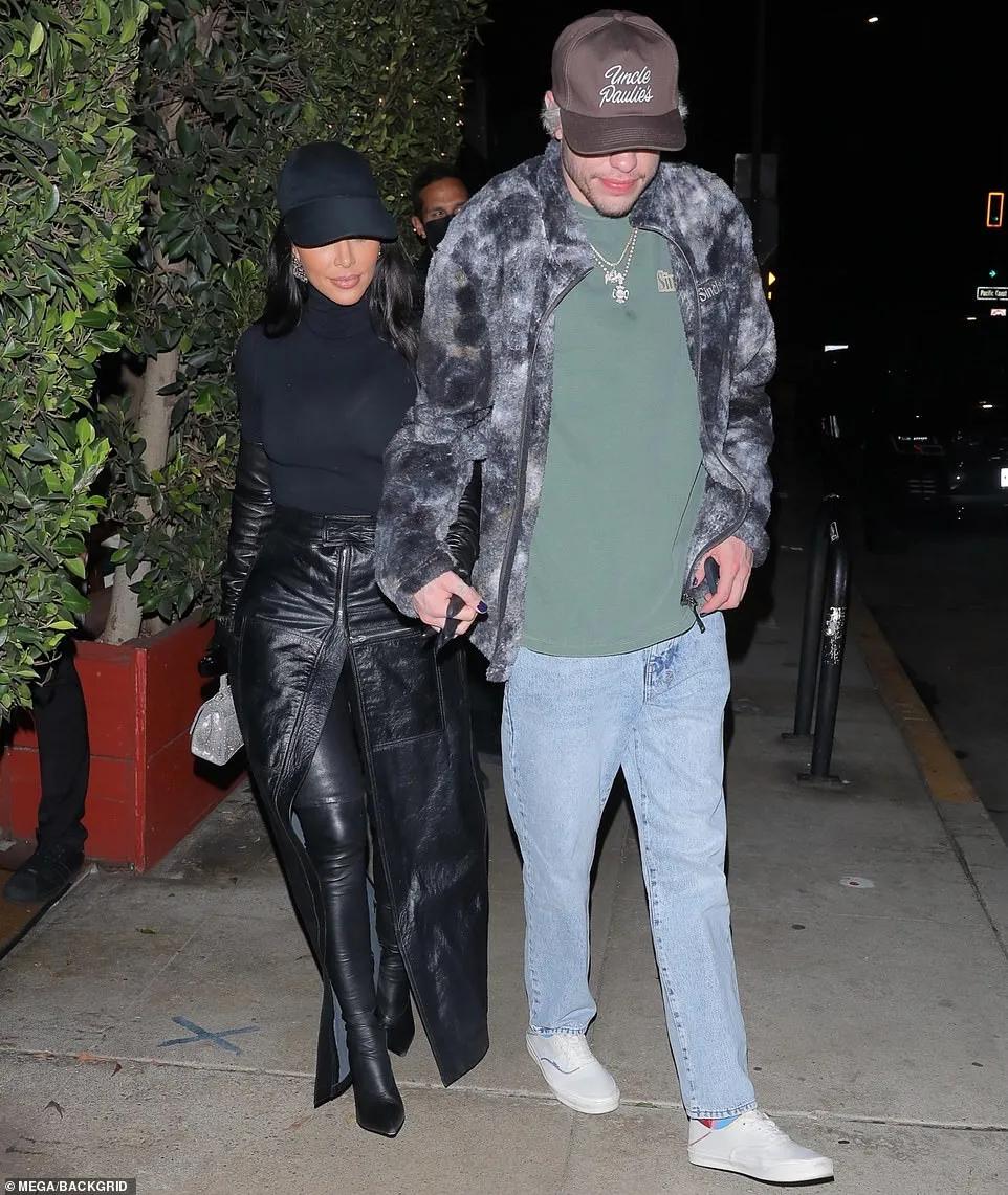 卡戴珊与侃爷撒狗粮,卡戴珊久违晒侃爷