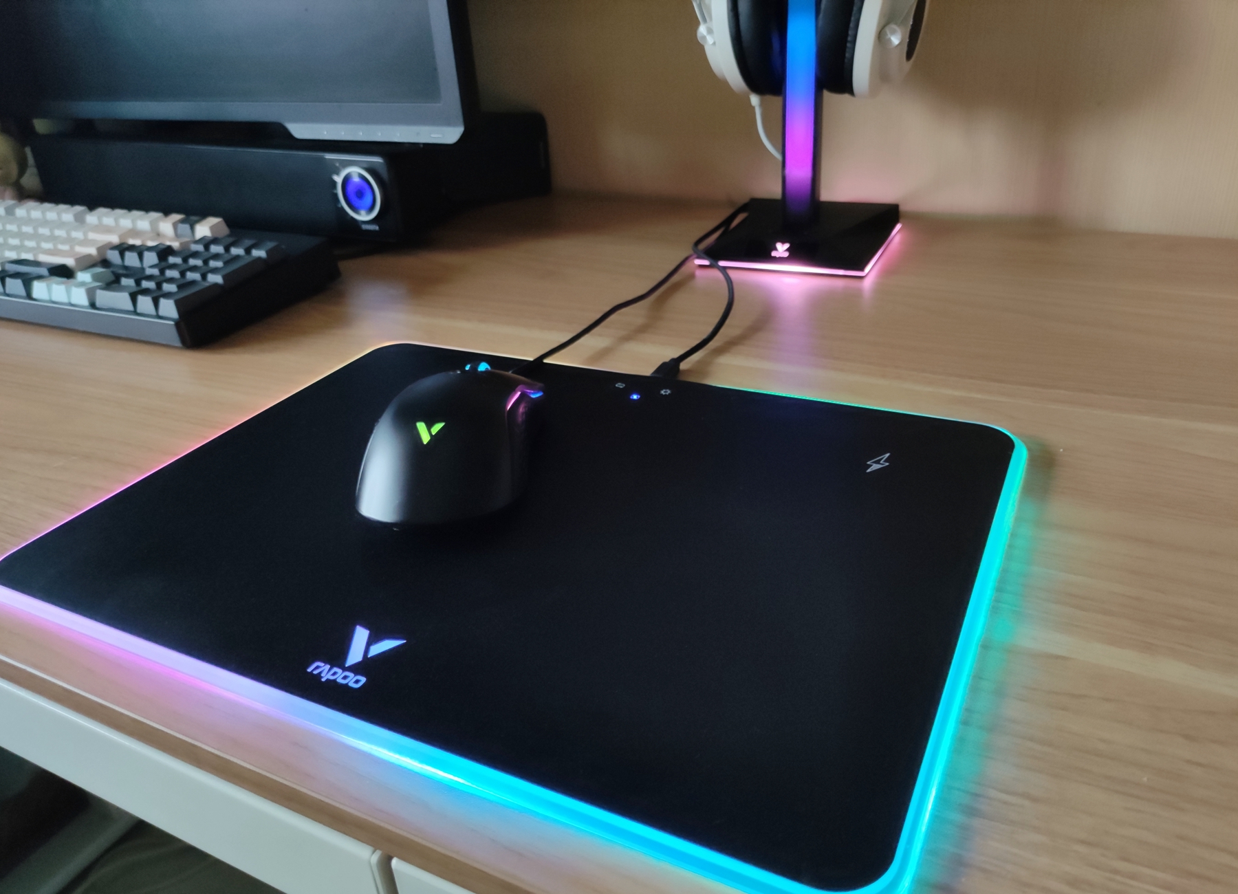 可爱喵喵假期键帽，无限炫彩耳机支架/鼠标垫，雷柏让桌面更完美