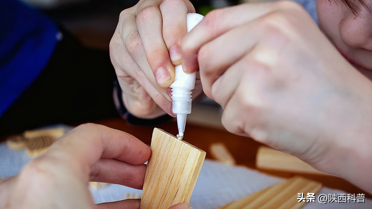 胶水为何不沾胶水瓶,胶水在瓶子里为什么不会干