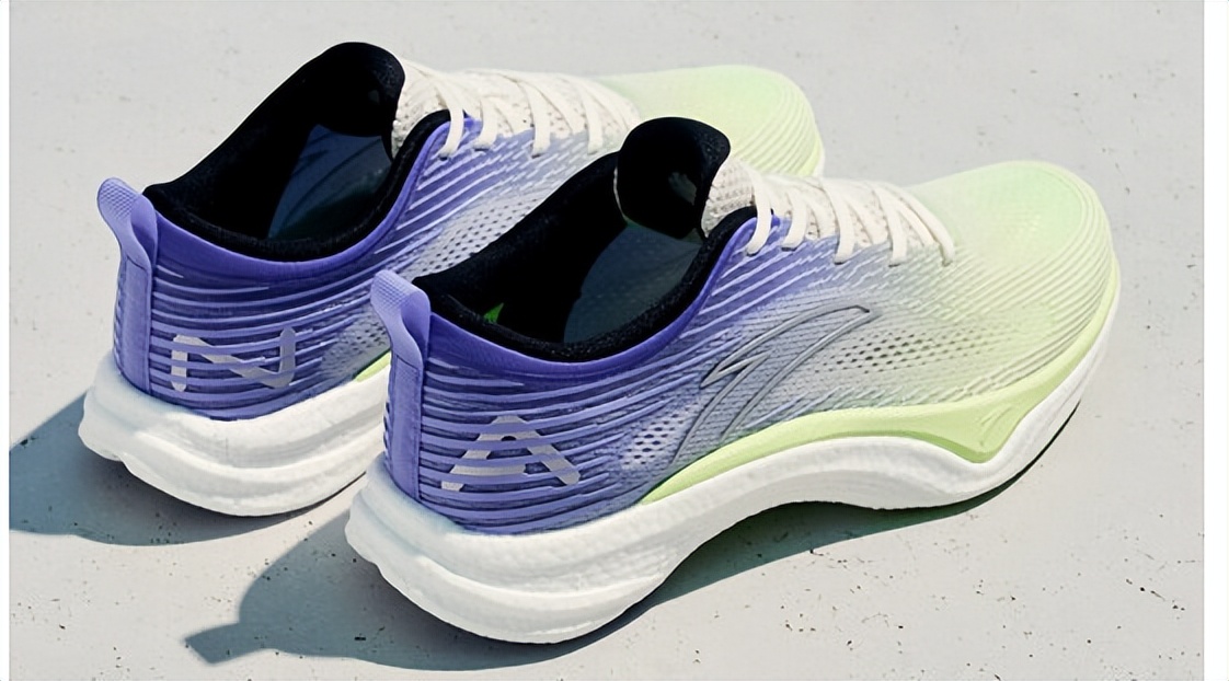 安踏跑鞋矩阵勇立潮头,安踏碳板跑鞋矩阵图片