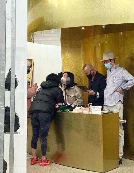 那英伦敦星巴克,那英带女儿在伦敦买奢侈品