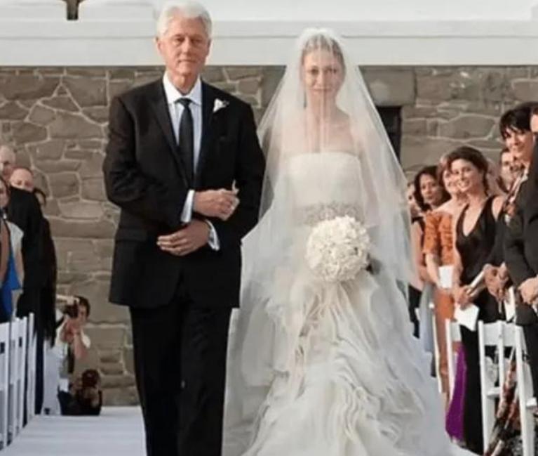 女儿是小棉袄：2010年，克林顿把女儿交到了姑爷手上，忍住没有哭