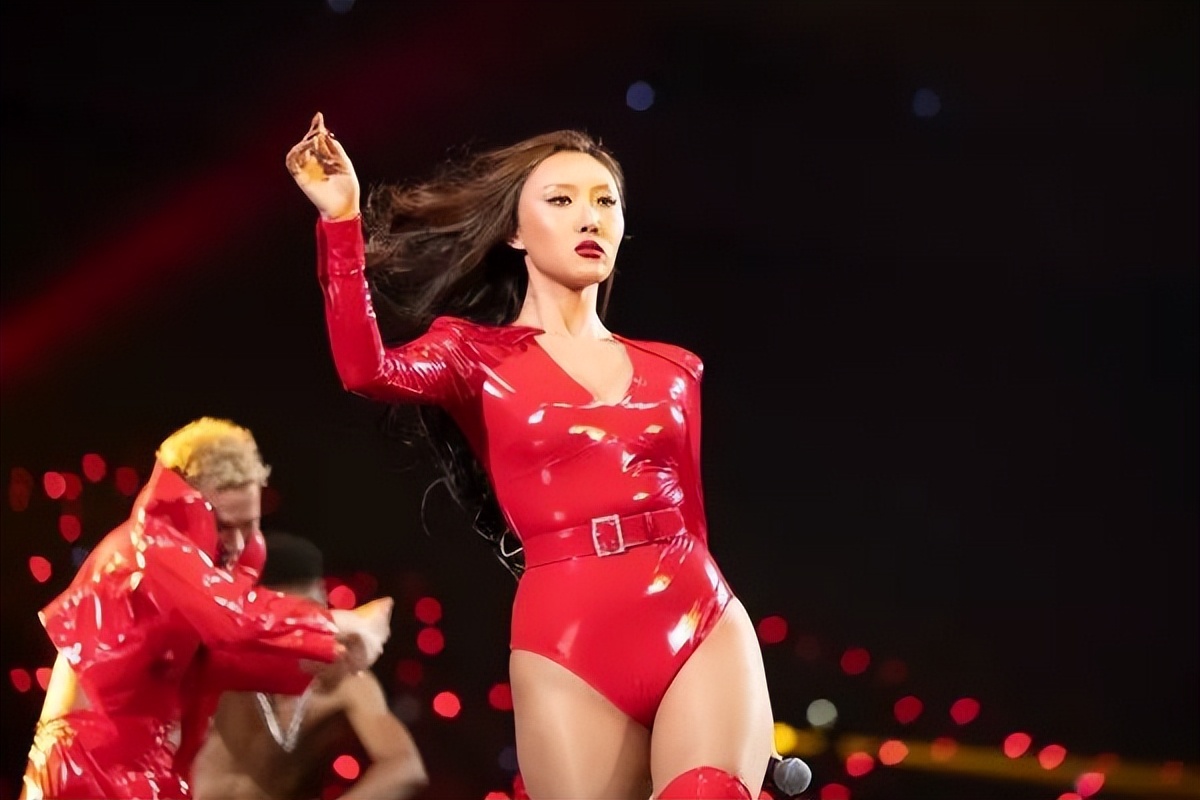 韩国女星舞台上，一摸一舔惹大祸，华莎涉演出淫乱罪被警方传唤