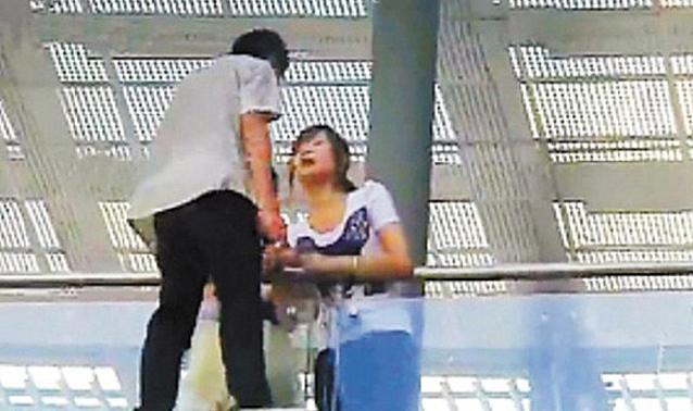 21岁小伙桥边崩溃欲跳江,四川16岁男孩跳桥被女孩救了