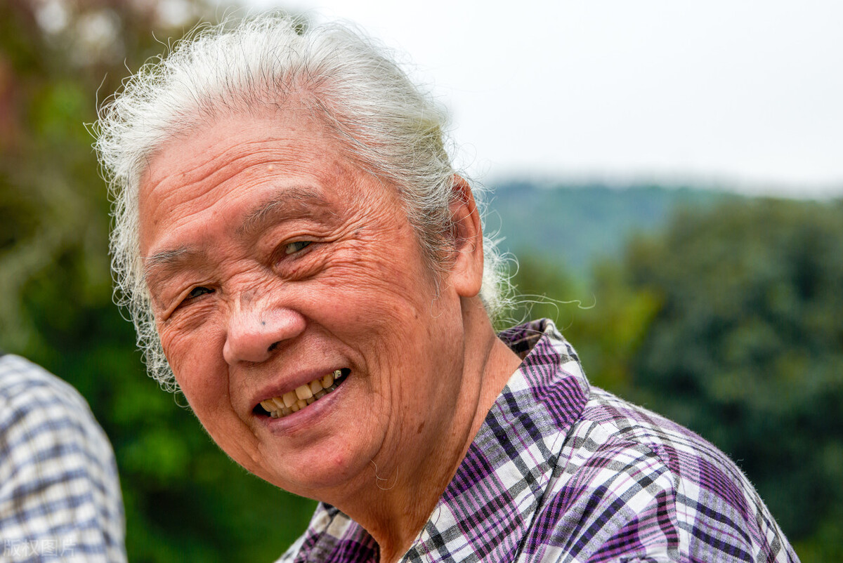 母亲有200w*迁拆**款，哥哥姐姐都分了，唯独不给我