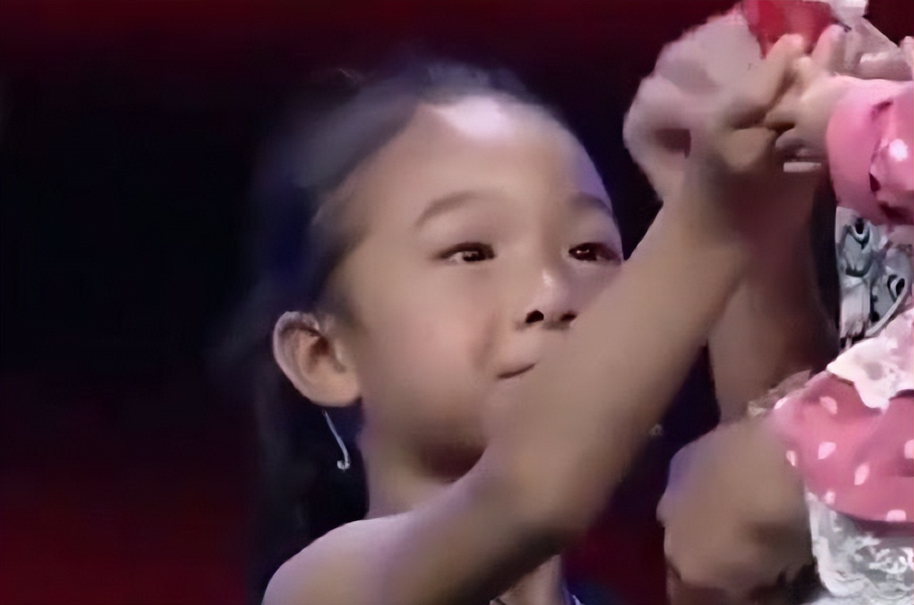 2009年，湖南妈妈生下2斤重特殊女儿，叫出租车被拒载：坐不下