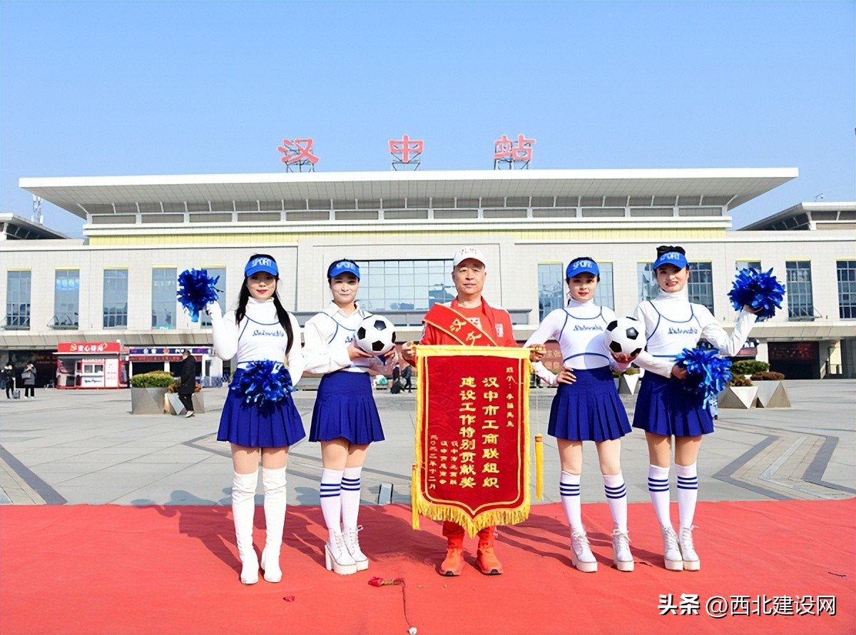 汉文化传播者“球迷王子汉中李强”从卡塔尔世界杯现场顺利回家