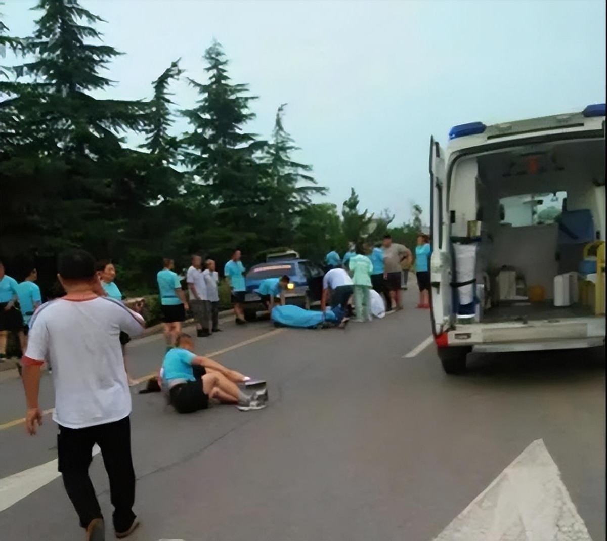 暴走团踢护栏后续,暴走团变打砸团