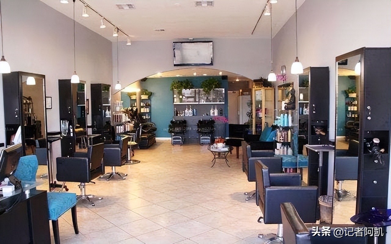 女子被理发店剪坏刘海崩溃大哭,女子理发店剪头发被剪坏后续