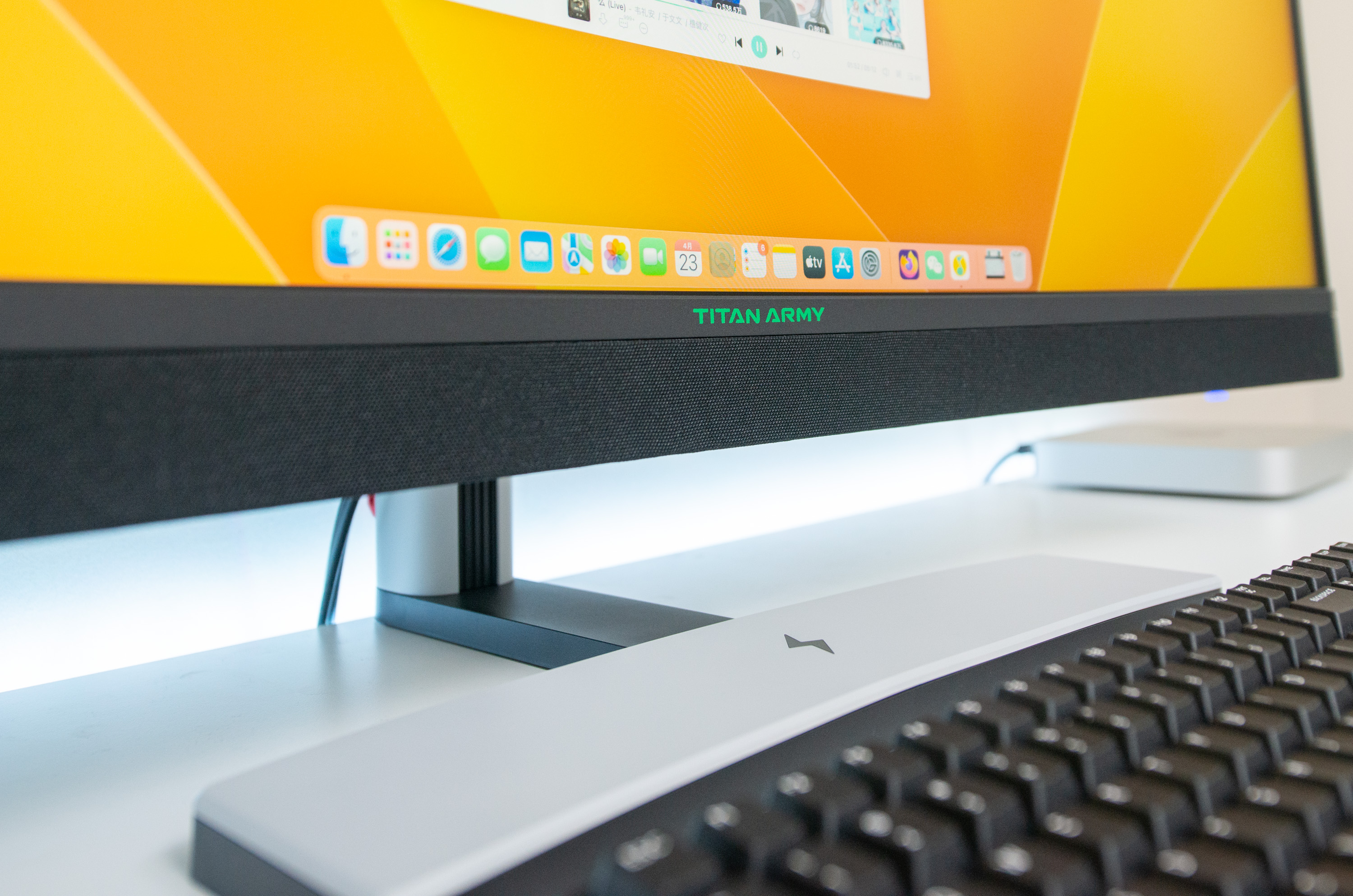 带扬声器和麦克风的显示器,带喇叭和麦克风的显示器