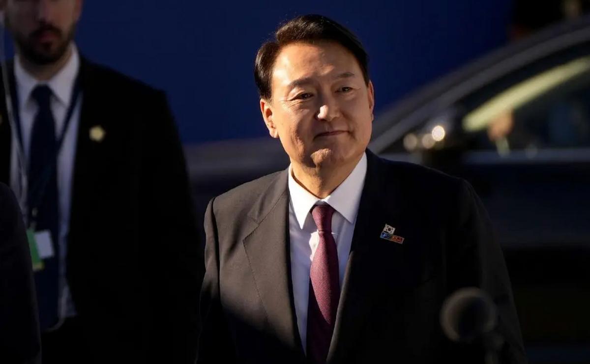 尹锡悦又惹怒韩国民众,韩国民众对尹锡悦雕像泄愤