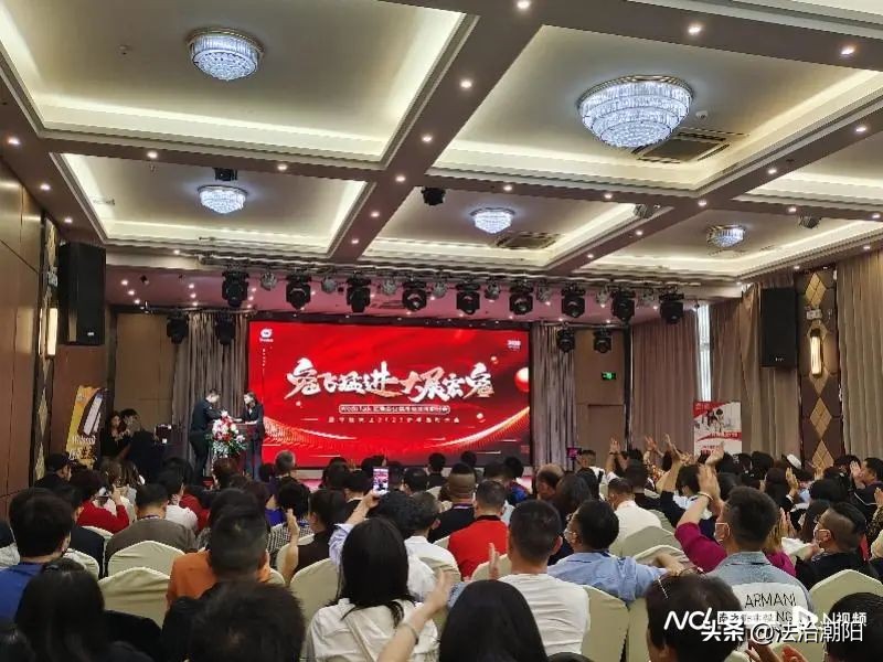 号称“微信3.0”，可建100万人群组？记者*底卧**一场疯狂会议……