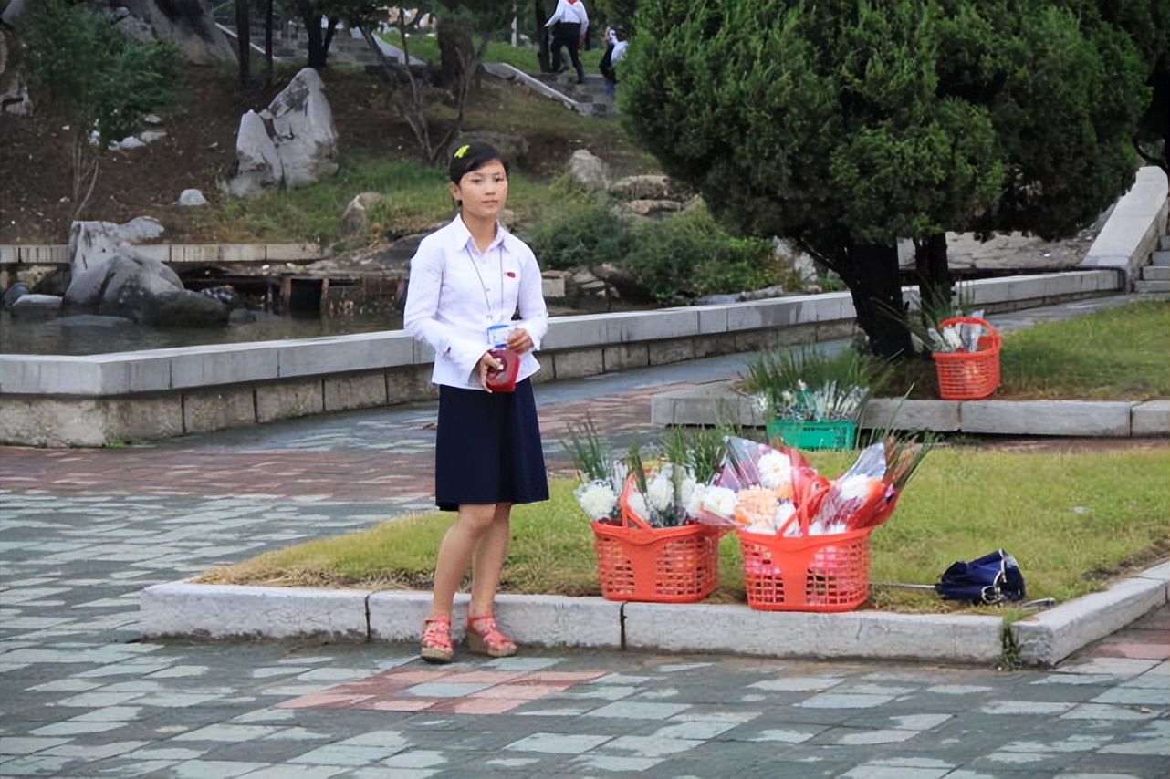 朝鲜姑娘长得很漂亮，喜欢买智能手机和名牌包？