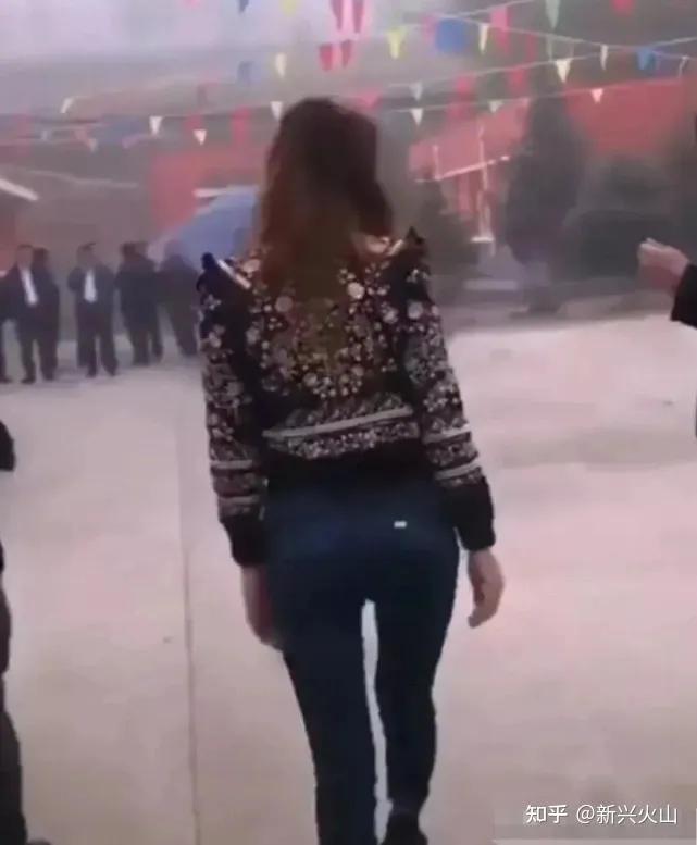 林志玲长腿变成x型腿,林志玲跪坐剧照