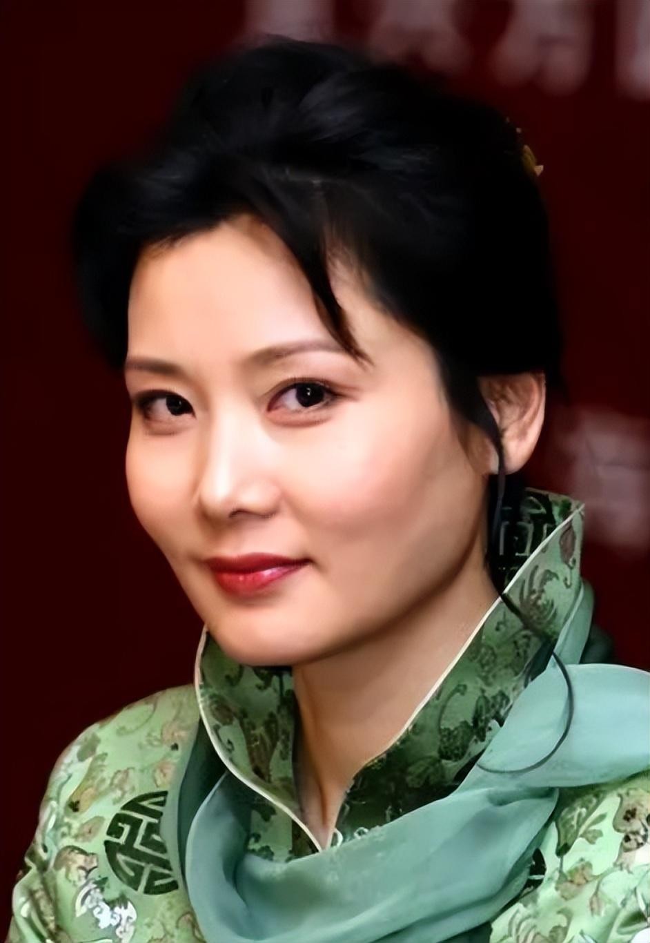 何赛飞与妹妹同台十年演夫妻,何赛飞嫁给老公的原因