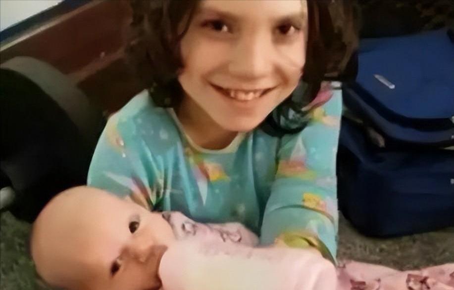 10年，美国夫妇领养6岁女孩后，家中怪事频发，意外发现养女22岁