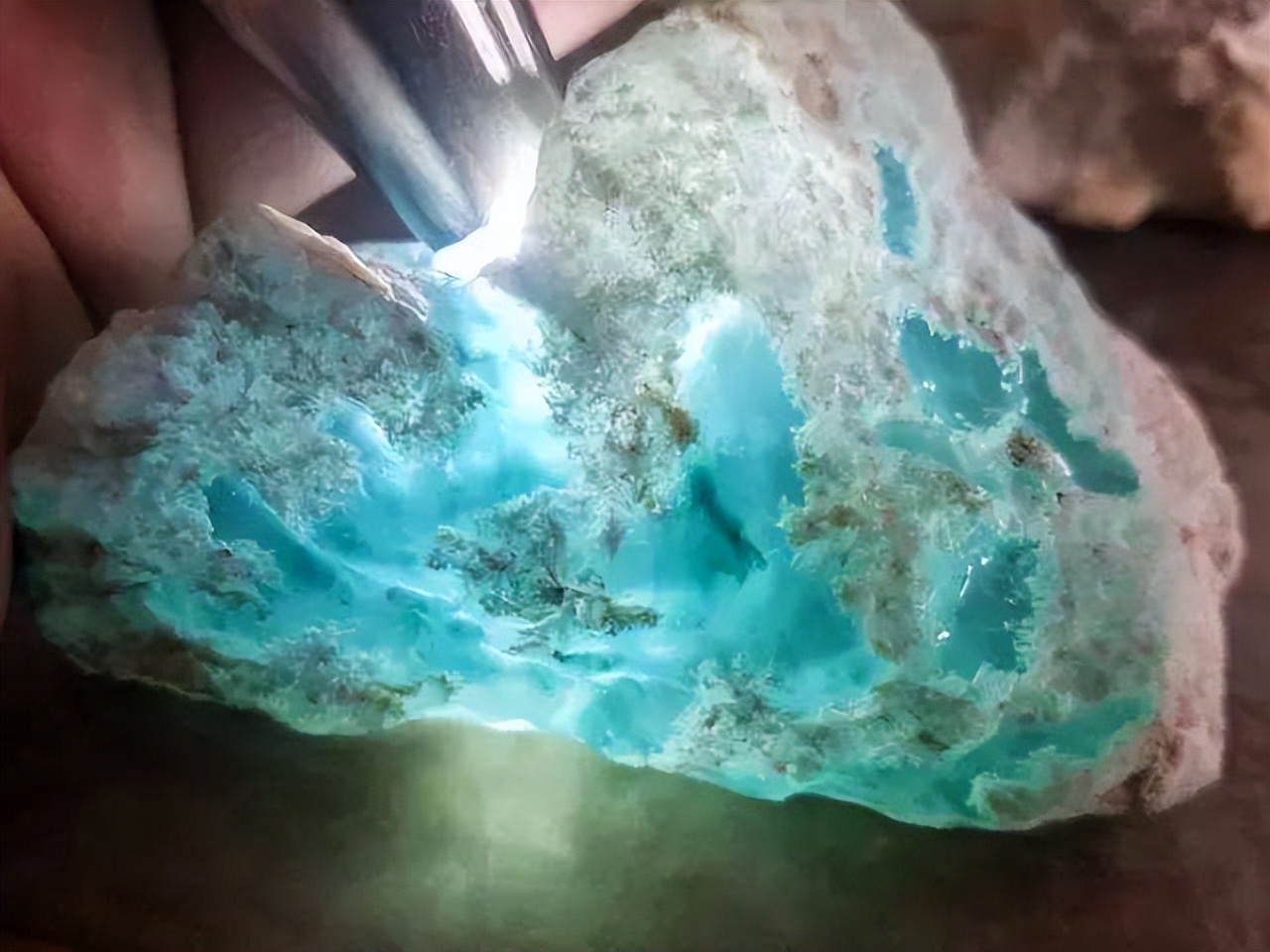 翡翠原石直播间揭秘,缅甸瑞丽翡翠原石直播间