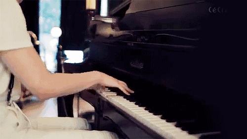 自学钢琴用手卷钢琴靠谱吗,买钢琴应该买电子钢琴还是手卷琴