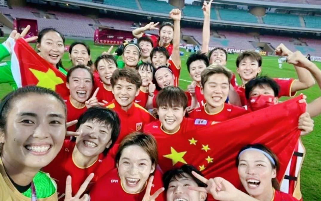 女足夺冠有多少人去做啦啦队,女足夺冠一群人庆祝