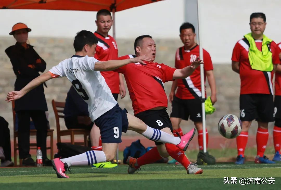 瞧瞧～警察队伍里的“足球小子”！