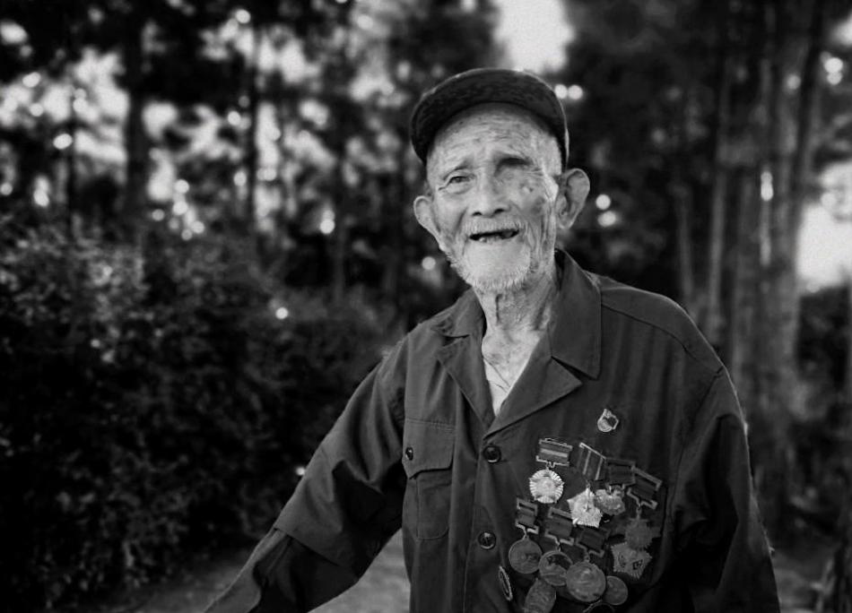 87岁老人为抗疫捐出2万,为疫情捐款2万的老人