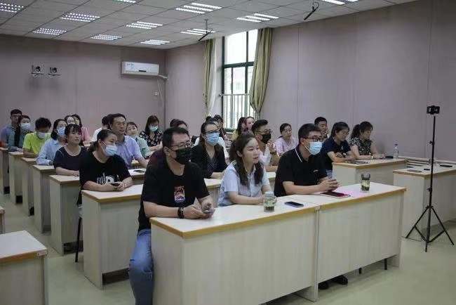 小学有个“神奇组织”：叫“家委会”，家长竞选与否对孩子影响大