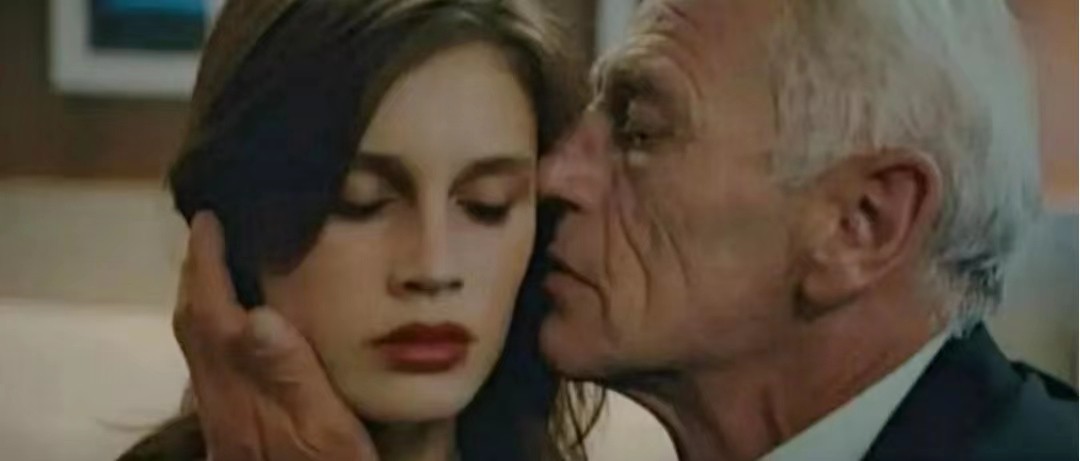 法国影片《花容月貌》以超现实的手法表达了什么？