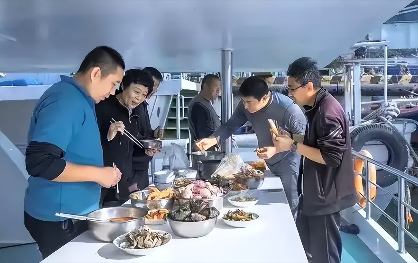 “海葬摆渡人”，被海景房开发商举报，在家属倒骨灰的桌上吃饭