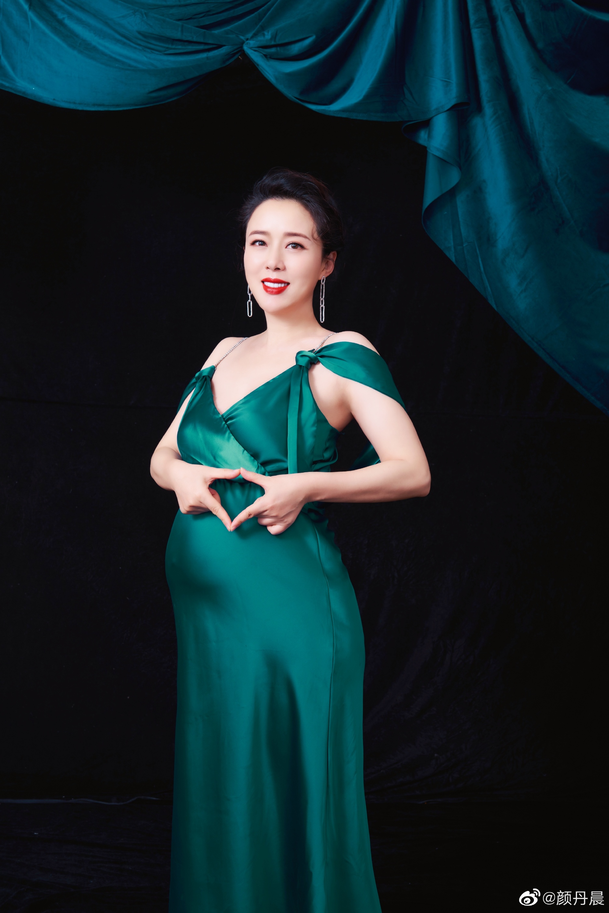 陈昊颜丹晨夫妻同框综艺节目访谈,颜丹晨挺大孕肚游泳