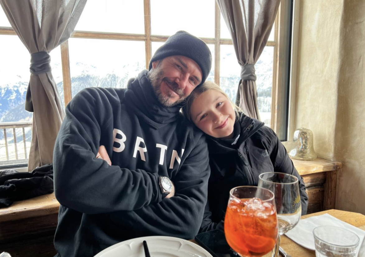 贝克汉姆晒和小七对嘴亲亲合照,贝克汉姆为女儿小七庆祝生日