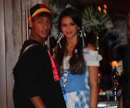 巴西第一深情女友照片,内马尔两任女朋友照片