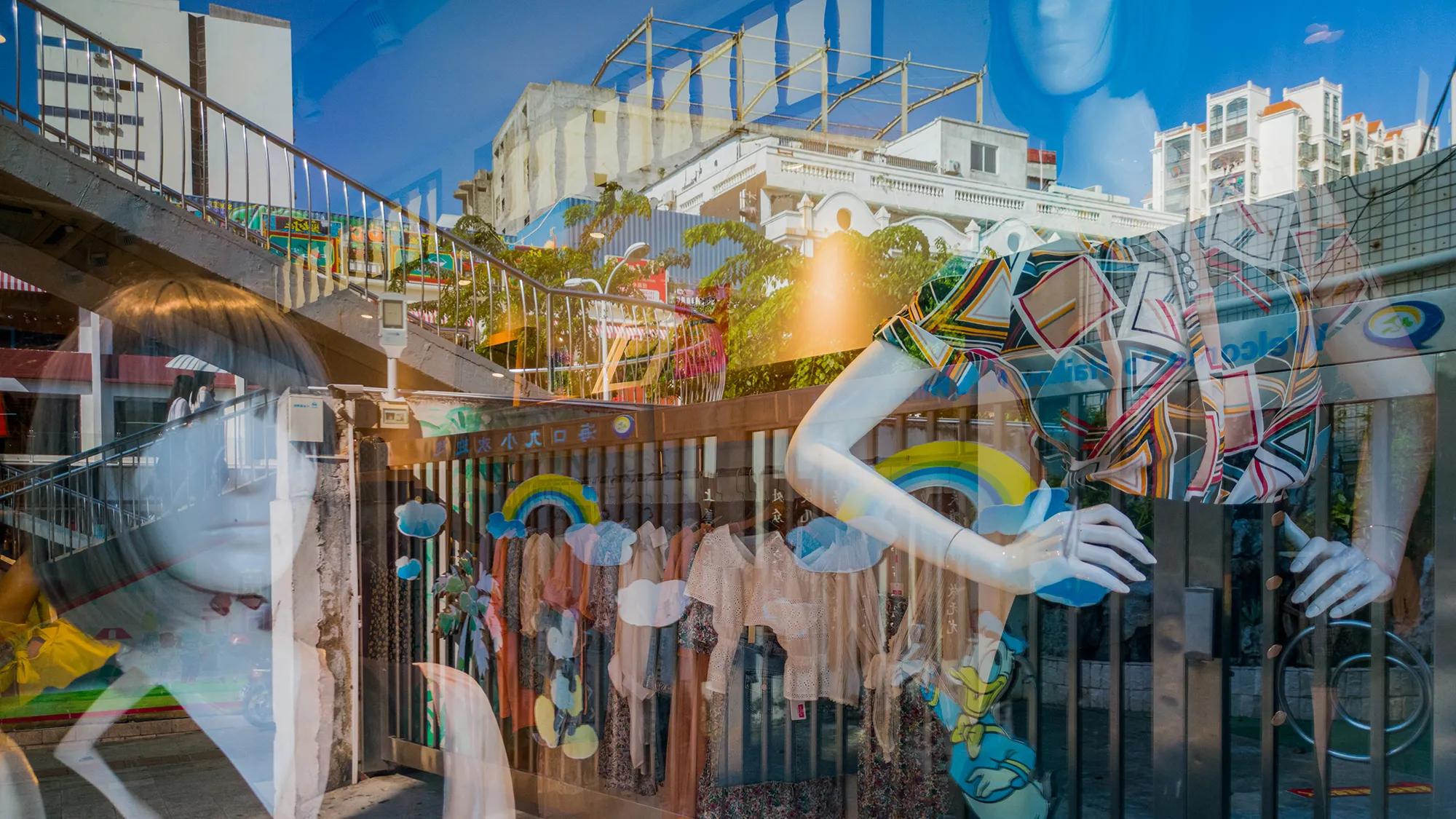 老巷的橱窗,橱窗里的街景