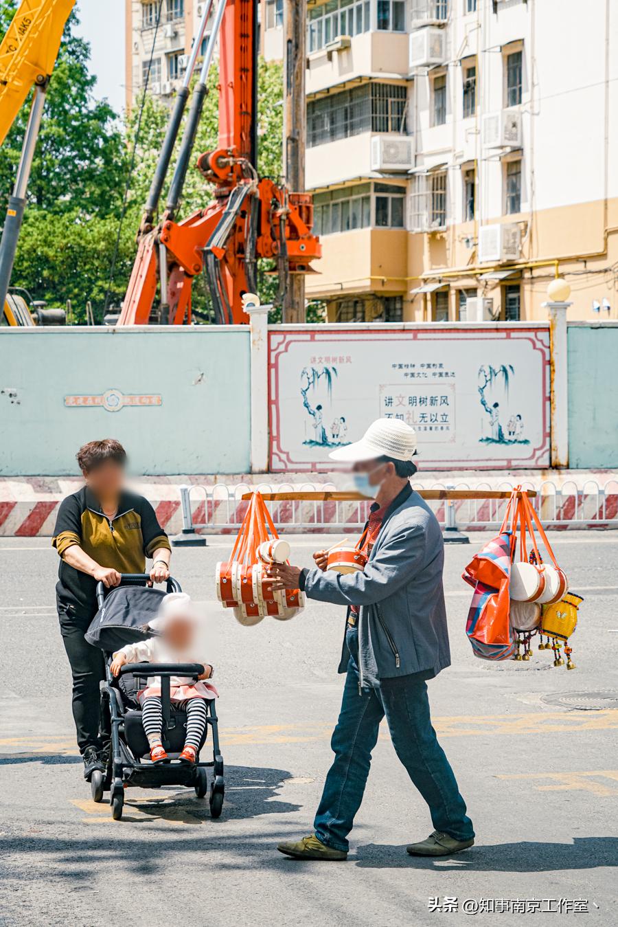 南京省中医门外，侯家桥道寻常