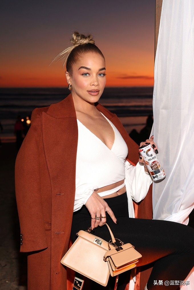 詹妮弗洛佩兹穿彩灯照片,好莱坞女星自律詹妮弗洛佩兹