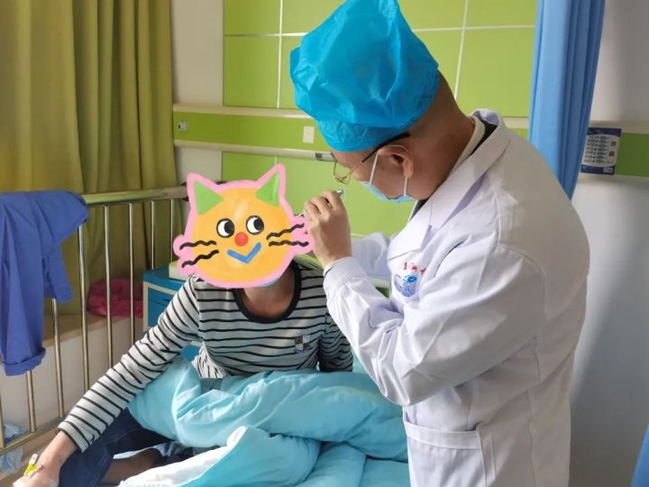 眼皮里长了个小疙瘩是癌吗,下眼睑长了白色凸起小块会是癌吗