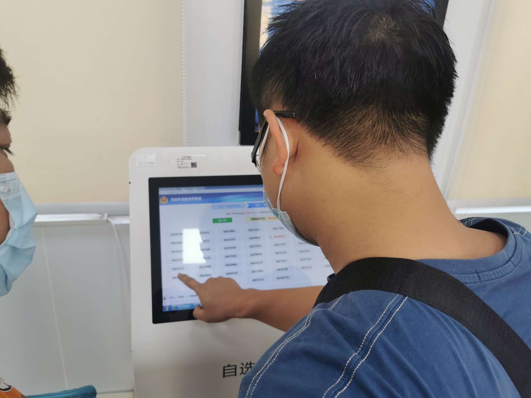 广州交警投放新号牌号段车主选到心仪靓号牌